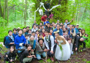 緑の森の中での結婚式